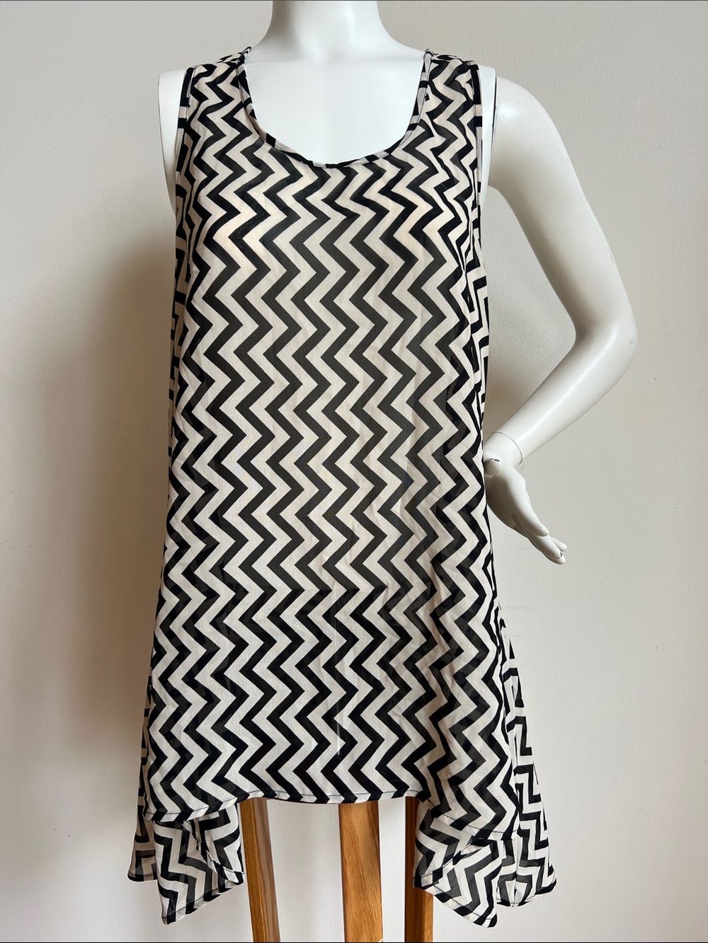 Kaktus Zigzag Asymmetrical Shift shirt with peak a boo back slit